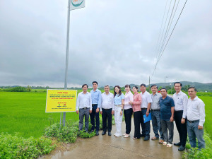 Khánh thành tuyến đèn chiếu sáng bằng năng lượng mặt trời và trao quà cho học sinh tại xã Tà Lài