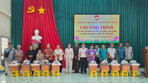 TRAO 50 PHẦN QUÀ CHO HỘ NGHÈO, HỘ CẬN NGHÈO VÀ HỘ ĐỒNG BÀO DÂN TỘC THIỂU SỐ