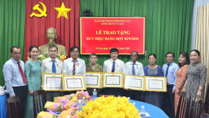 Xã Tà Lài trao tặng huy hiệu Đảng đợt 2/9 cho 7 đảng viên