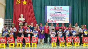 Tà Lài trao 160 phần quà cho học sinh và các hộ có hoàn cảnh...
