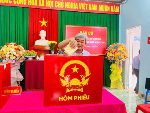 cử tri đi bầu tại kp 13