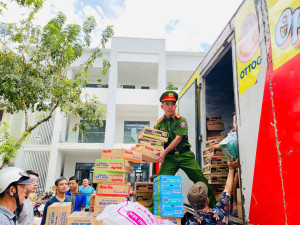 UBND phường Tam Hiệp đảm bảo việc cung cấp, ủng hộ kịp thời các loại hàng hóa thiết yếu phục vụ bà con nhân dân miền trung