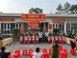 Công an phường Tam Phước trao 120 phần quà Tết