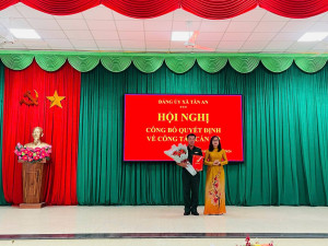 Đồng chí Lê Đỗ Kim Chi - Bí thư Đảng ủy, Chủ tịch HĐND xã trao quyết định chỉ định bổ sung thành viên Ban Chấp hành Đảng bộ, Ban Thường vụ Đảng ủy xã nhiệm kỳ 2025–2030 cho đồng chí Thiếu tá Trương Thanh Dũng