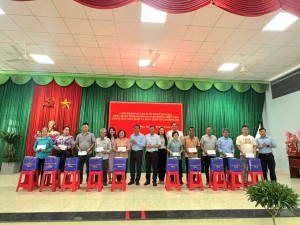 XÃ TÂN AN: PHỐI HỢP TỔ CHỨC TRAO TẶNG QUÀ CHO GIA ĐÌNH CHÍNH SÁCH NHÂN DỊP 30/4 – 01/5