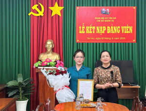 Đồng chí Lê Đỗ Kim Chi – Bí thư Đảng ủy, Chủ tịch HĐND xã, Bí thư Chi bộ Quân Sự trao quyết định kết nạp cho đồng chí đảng viên mới