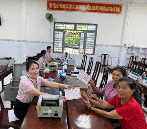 Tổ chức chính trị xã hội nhận ủy thác chung tay cùng Phòng giao dịch Ngân hàng Chính sách xã hội (NHCSXH) Vĩnh Cửu huy động gửi tiền tiết kiệm tại điểm giao dịch