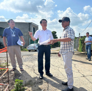 (Đồng chí Lê Anh Tuấn - Chủ tịch UBND xã Tân An làm việc với các đơn vị thi công, yêu cầu bảo đảm tiến độ, chất lượng và an toàn lao động)