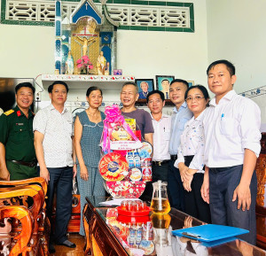 Đồng chí Lê Anh Tuấn, Chủ tịch UBND xã (thứ hai từ trái sang) thăm hỏi gia đình, động viên và trao tặng quà nhân dịp kỷ niệm 79 năm Ngày Thương binh - Liệt sĩ.