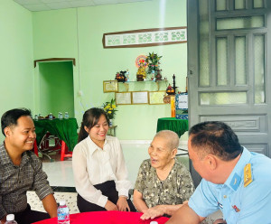 (Đồng chí Nguyễn Thị Thanh Nguyên, UVBTV, Phó Chủ tịch UBND xã Tân An, ân cần thăm hỏi, động viên gia đình trong buổi lễ trao tặng)
