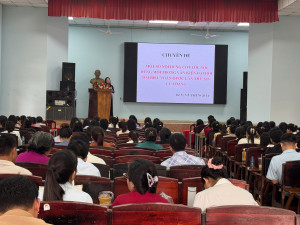Tiến sĩ Vũ Thị Nghĩa, Phó Hiệu trưởng Trường Chính trị thành phố Đồng Nai trực tiếp truyền đạt nội dung bồi dưỡng lý luận chính trị hè năm 2026.