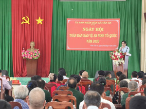 Đồng chí Lê Đỗ Kim Chi, Bí thư Đảng ủy - Chủ tịch Hội đồng nhân dân xã phát biểu khai mạc ngày hội