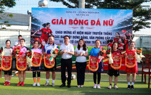 SÔI NỔI GIẢI BÓNG ĐÁ NỮ XÃ TÂN AN CHÀO MỪNG NGÀY TRUYỀN...