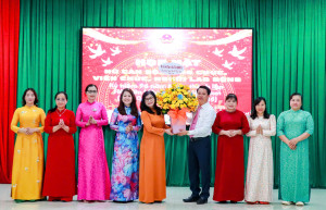 LÃNH ĐẠO XÃ TÂN AN CHÚC MỪNG NỮ CÁN BỘ, CÔNG CHỨC, VIÊN CHỨC...