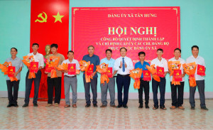 ĐẢNG ỦY XÃ TÂN HƯNG CÔNG BỐ QUYẾT ĐỊNH THÀNH LẬP CÁC CHI, ĐẢNG BỘ TRỰC THUỘC