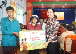 TRAO 100 PHẦN QUÀ CHO HỘ NGHÈO VÀ GIA ĐÌNH CHÍNH SÁCH TẠI XÃ TÂN HƯNG