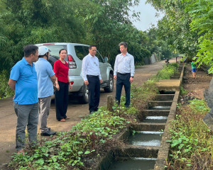 CHÍNH QUYỀN XÃ TÂN HƯNG KHẢO SÁT, KIẾN NGHỊ GIẢI PHÁP THỦY LỢI CHO NÔNG DÂN