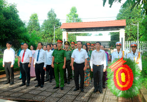 XÃ TÂN HƯNG DÂNG HƯƠNG TƯỞNG NIỆM CÁC ANH HÙNG LIỆT SĨ NHÂN KỶ NIỆM 80 NĂM QUỐC KHÁNH