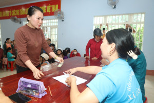 XÃ TÂN HƯNG ĐỒNG LOẠT TRAO QUÀ QUỐC KHÁNH 2-9 CHO TOÀN BỘ NGƯỜI DÂN