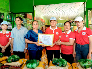 TRAO 120 PHẦN QUÀ CHO HỘ KHÓ KHĂN, NẠN NHÂN DA CAM VÀ NGƯỜI KHUYẾT TẬT