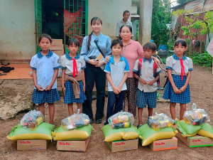 TRAO QUÀ CHO HỌC SINH KHÓ KHĂN, LAN TỎA YÊU THƯƠNG