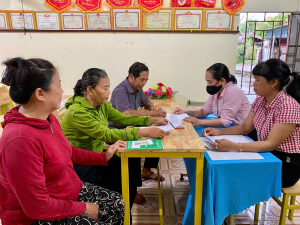 Phòng giao dịch Ngân hàng Chính sách xã hội Hớn Quản thực hiện đối chiếu, phân loại nợ vay của khách hàng năm 2025