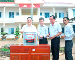 TÂN HƯNG CHÀO CỜ ĐẦU THÁNG 10 VÀ PHÁT ĐỘNG QUYÊN GÓP ỦNG HỘ ĐỒNG BÀO MIỀN TRUNG