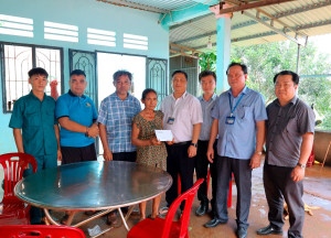 TÂN HƯNG: THĂM, HỖ TRỢ CÁC HỘ DÂN BỊ THIỆT HẠI DO GIÔNG LỐC