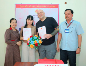 UBND XÃ TÂN HƯNG TRAO GIẤY CHỨNG NHẬN ĐĂNG KÝ KẾT HÔN VÀ TẶNG HOA CHÚC MỪNG
