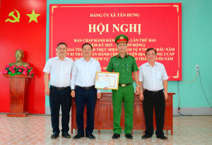 UBND XÃ TÂN HƯNG KHEN THƯỞNG ĐỘT XUẤT CÔNG AN XÃ VÌ THÀNH TÍCH BẮT ĐỐI TƯỢNG TRUY NÃ ĐẶC BIỆT