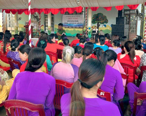 HỘI LHPN XÃ TÂN HƯNG PHỐI HỢP CÔNG AN XÃ TỔ CHỨC TUYÊN TRUYỀN PHÁP LUẬT CHO HỘI VIÊN PHỤ NỮ