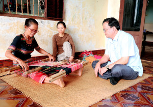 PHÓ CHỦ TỊCH UBND XÃ TÂN HƯNG THĂM, ĐỘNG VIÊN NGHỆ NHÂN THỊ MƯƠNG BẢO TỒN NGHỀ DỆT THỔ CẨM TRUYỀN THỐNG CỦA NGƯỜI S’TIÊNG