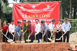 LỄ KHỞI CÔNG XÂY DỰNG VÀ SỬA CHỮA NHÀ TÌNH NGHĨA TẠI XÃ TÂN HƯNG