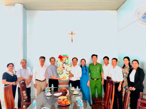 BÍ THƯ ĐẢNG ỦY TÂN HƯNG THĂM, TẶNG QUÀ CÁC TỔ CHỨC TÔN GIÁO NHÂN DỊP GIÁNG SINH 2025