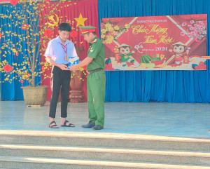 TĂNG CƯỜNG TUYÊN TRUYỀN PHÁP LUẬT, ATGT VÀ PHÒNG NGỪA PHÁO NỔ TRƯỚC DỊP TẾT NGUYÊN ĐÁN; TUYÊN DƯƠNG HỌC SINH CÓ VIỆC LÀM TỐT