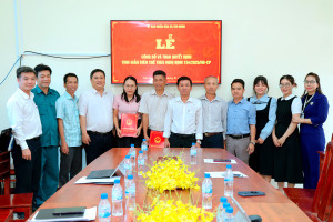XÃ TÂN HƯNG TRAO QUYẾT ĐỊNH NGHỈ CÔNG TÁC ĐỐI VỚI NGƯỜI HOẠT ĐỘNG KHÔNG CHUYÊN TRÁCH CẤP XÃ