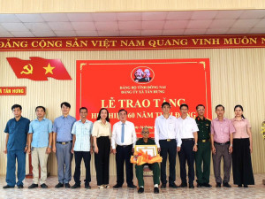 ĐẢNG ỦY XÃ TÂN HƯNG TRAO TẶNG HUY HIỆU ĐẢNG SỚM CHO ĐẢNG VIÊN 60 NĂM TUỔI ĐẢNG