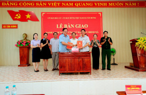 ỦY BAN BẦU CỬ XÃ TÂN HƯNG BÀN GIAO DANH SÁCH NGƯỜI ỨNG CỬ ĐẠI BIỂU HĐND XÃ NHIỆM KỲ 2026 – 2031