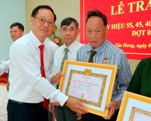 ĐẢNG ỦY XÃ TÂN HƯNG TRAO TẶNG HUY HIỆU ĐẢNG ĐỢT 3/2 NĂM 2026
