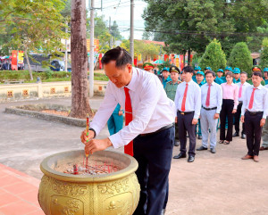 XÃ TÂN HƯNG TỔ CHỨC LỄ VIẾNG NHÀ BIA TƯỞNG NIỆM KỶ NIỆM 96 NĂM NGÀY THÀNH LẬP ĐẢNG CỘNG SẢN VIỆT NAM