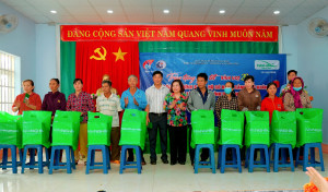 QUỸ HỌC BỔNG VỪ A DÍNH VÀ CLB “VÌ HOÀNG SA – TRƯỜNG SA THÂN YÊU” TRAO QUÀ TẾT TẠI XÃ TÂN HƯNG