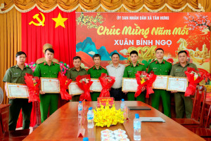 XÃ TÂN HƯNG KHEN THƯỞNG ĐỘT XUẤT CÁC TẬP THỂ, CÁ NHÂN CÓ THÀNH TÍCH XUẤT SẮC TRONG CÔNG TÁC PHÒNG, CHỐNG TỘI PHẠM