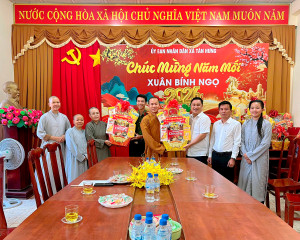 CÁC ĐOÀN TÔN GIÁO CỦA CÁC TỰ VIỆN VÀ VĂN PHÒNG GIÁO HỘI CƠ ĐỐC PHỤC LÂM THĂM, CHÚC TẾT LÃNH ĐẠO XÃ TÂN HƯNG
