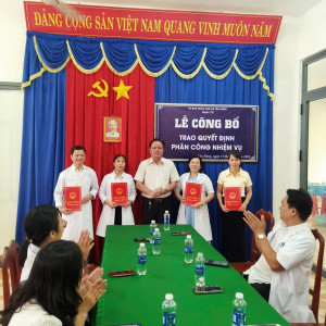 XÃ TÂN HƯNG TỔ CHỨC LỄ CÔNG BỐ VÀ TRAO QUYẾT ĐỊNH PHÂN CÔNG NHIỆM VỤ TẠI TRẠM Y TẾ XÃ