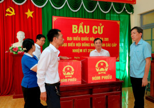 KIỂM TRA CÔNG TÁC CHUẨN BỊ VÀ TRIỂN KHAI BẦU CỬ ĐẠI BIỂU QUỐC HỘI KHÓA XVI TẠI KHU VỰC BỎ PHIẾU ẤP THANH SƠN