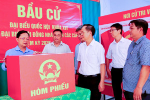 ĐỒNG CHÍ HÀ ANH DŨNG KIỂM TRA CÔNG TÁC CHUẨN BỊ BẦU CỬ ĐẠI BIỂU QUỐC HỘI KHÓA XVI VÀ ĐẠI BIỂU HĐND CÁC CẤP NHIỆM KỲ 2026 - 2031 TẠI CÁC KHU VỰC BỎ PHIẾU TRÊN ĐỊA BÀN XÃ TÂN HƯNG