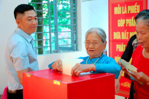 XÃ TÂN HƯNG CỬ TRI 84 TUỔI VINH DỰ BỎ LÁ PHIẾU ĐẦU TIÊN