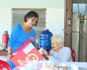 XÃ TÂN HƯNG TỔ BẦU CỬ MANG HÒM PHIẾU ĐẾN TẬN NHÀ MẸ VIỆT NAM ANH HÙNG PHẠM THỊ BA