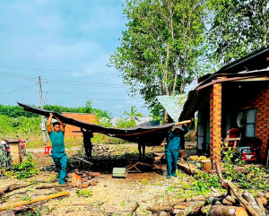 CHIẾN SĨ DÂN QUÂN THƯỜNG TRỰC KỊP THỜI HỖ TRỢ NHÂN DÂN KHẮC PHỤC HẬU QUẢ MƯA GIÔNG, LỐC XOÁY, GIÓ GIẬT MẠNH