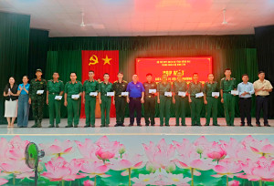 XÃ TÂN HƯNG TỔ CHỨC ĐOÀN THĂM HỎI, ĐỘNG VIÊN CÁC CHIẾN SĨ MỚI NHẬP NGŨ NĂM 2026